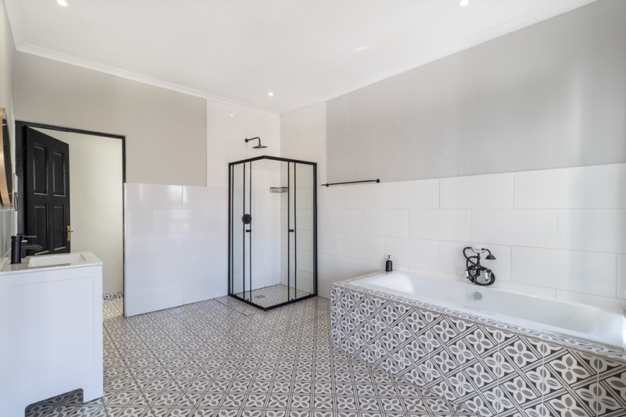 6 Bedroom Property for Sale in Eagles Landing North West